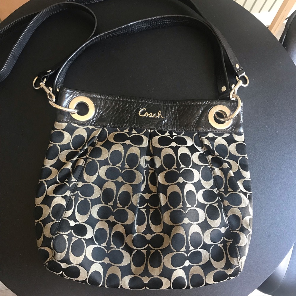 Woman’s Vintage Coach Black & Khaki Signature Shoulder Bag With Crossbody Strap